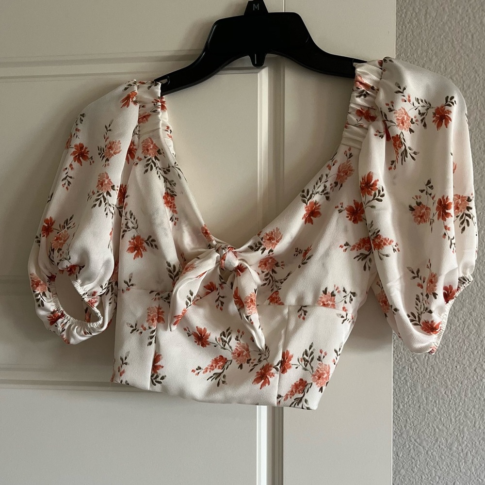 NEVER WORN Cute Altrd State cropped bow puff sleeve top. Puff sleeve.Size XS.